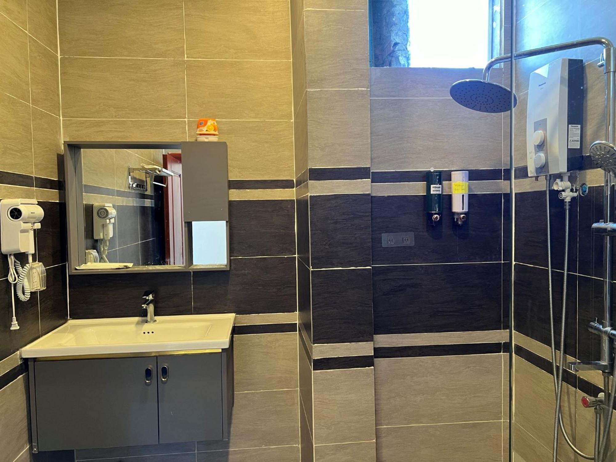 Nyna Villa Guesthouse カンポット エクステリア 写真